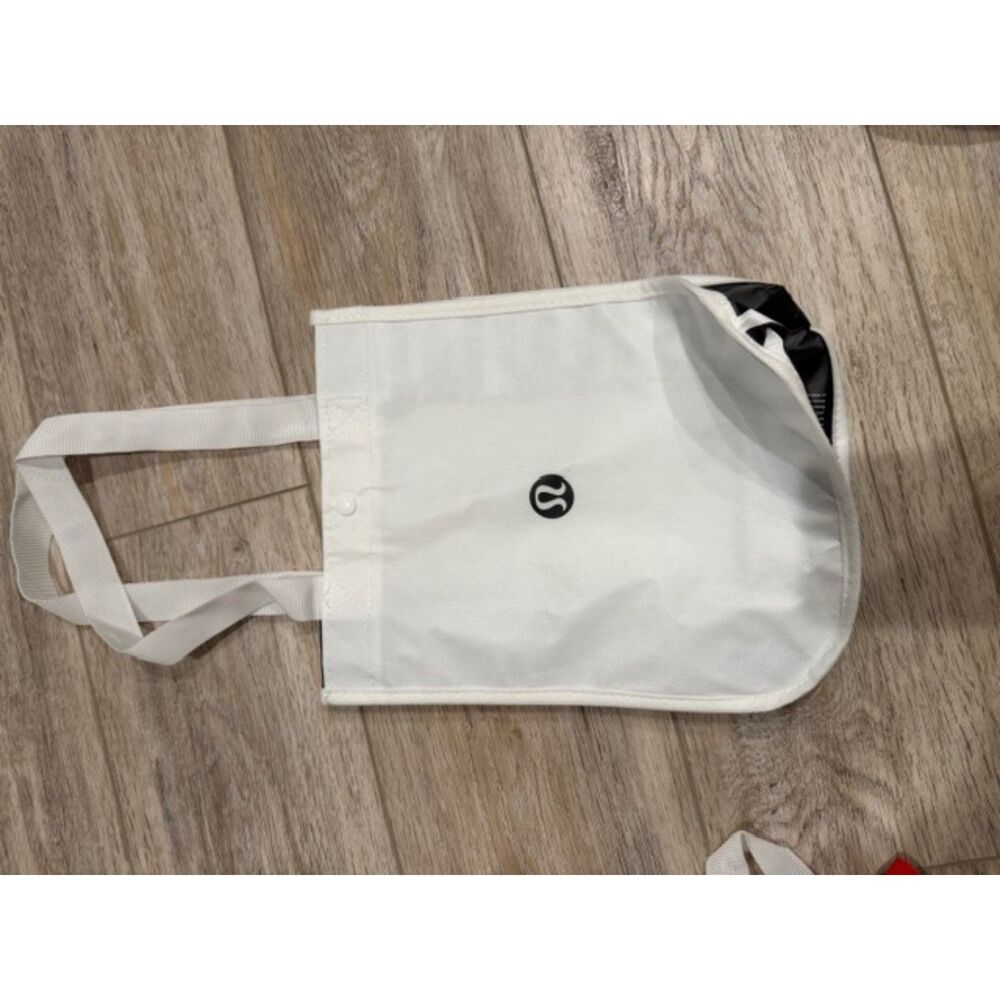 Lululemon shopping bag small white